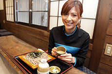 昼食はこだわり田舎蕎麦「弁天茶屋」のごま汁そば