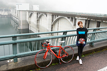 浦山ダムに到着。霧がかっていたのは残念だったが、風が気持ちよかった