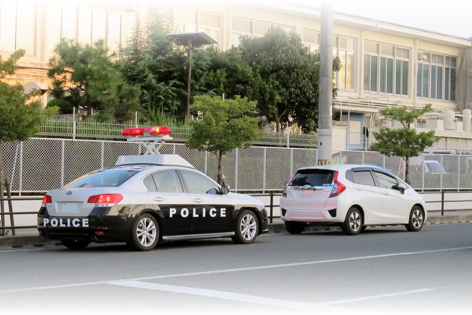 パトカーと車の画像