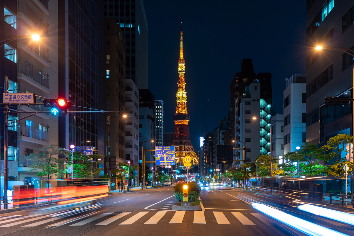 夜ドライブに新たなパートナー 夜景が映えるドライブレコーダーと一緒に