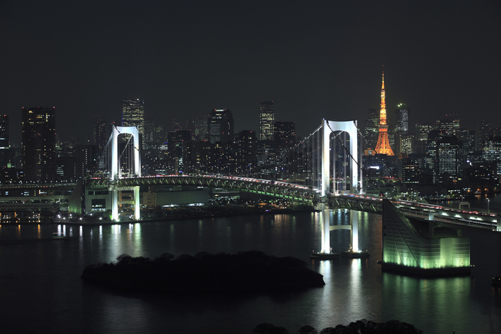 夜ドライブに新たなパートナー 夜景が映えるドライブレコーダーと一緒に