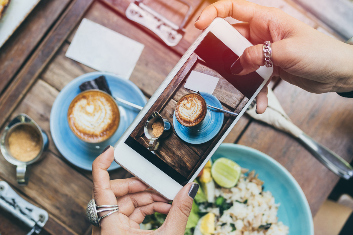 写真の背景を消す！スマホアプリの写真編集技術はぼかしから消しゴムへ